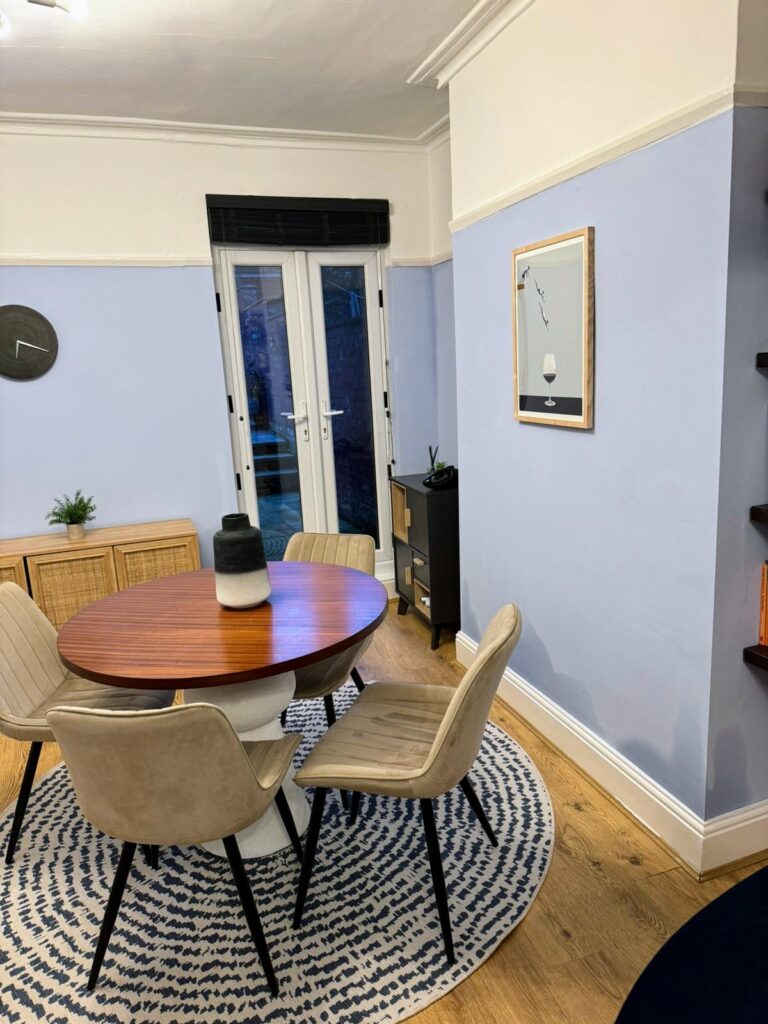 DINING ROOM INTERIOR